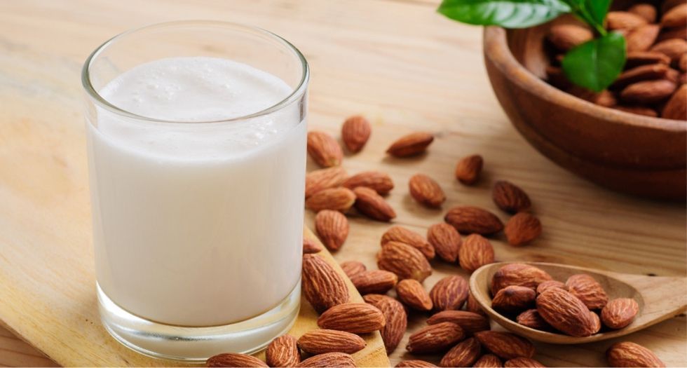 حليب اللوز Almond milk